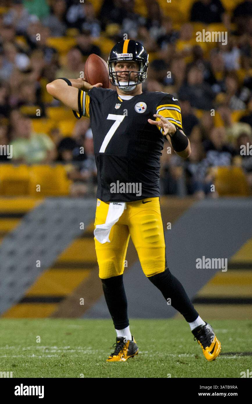 24 août 2013 - Pittsburgh, Pennsylvanie, U. S - 24 août 2013 : Ben Roethlisberger (7 ans), le quarterback des Pittsburgh Steelers, joue sur le terrain pendant le match entre les Chiefs de Kansas City et les Steelers de Pittsburgh au Heinz Field à Pittsburgh, PA. (Crédit image : â© Kostas Lymperopoulos/Cal Sport Media)(crédit image : © Kostas Lymperopoulos/Cal Sport Media/ZUMAPRESS.com) Banque D'Images
