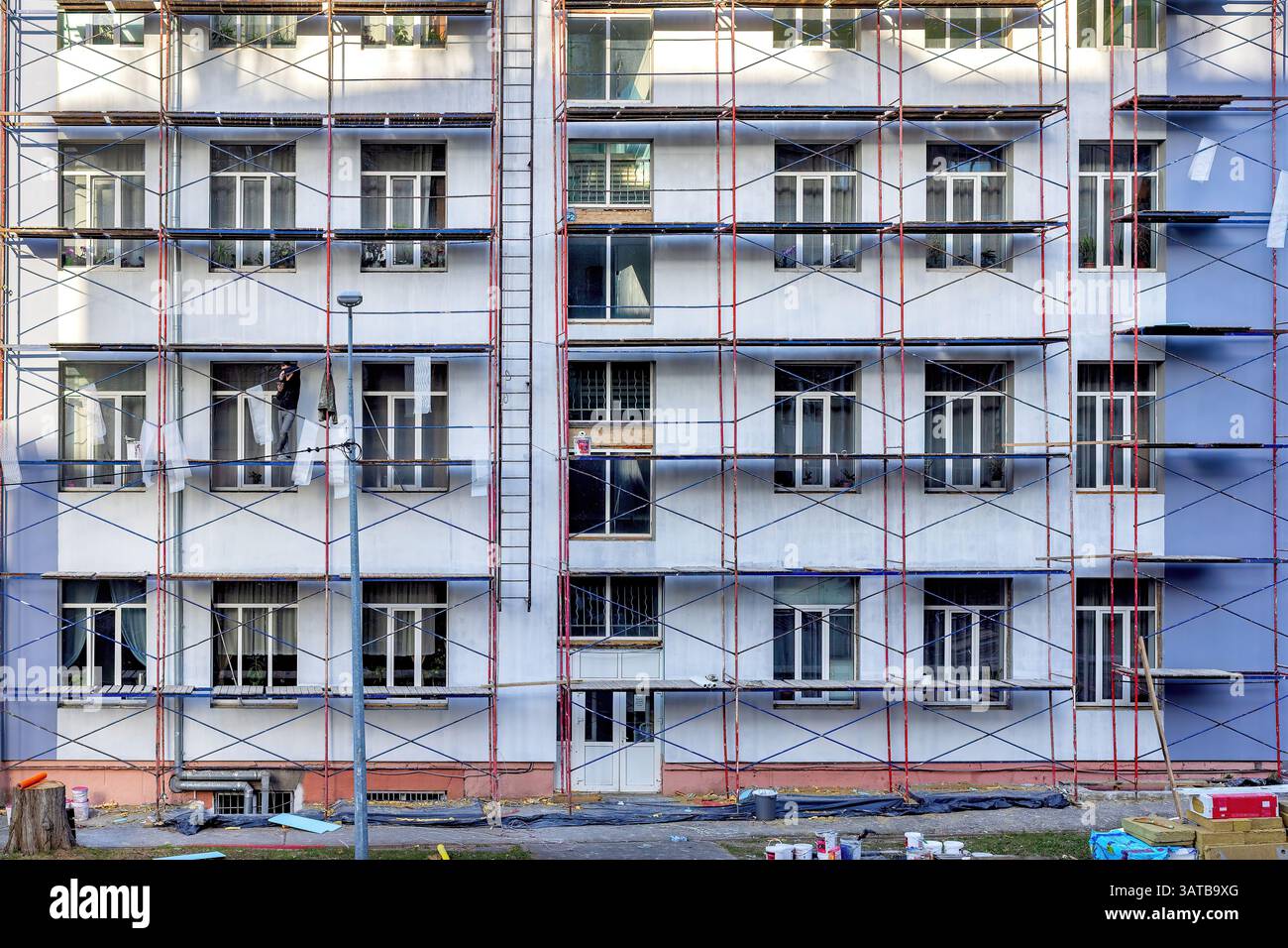 La rénovation d'une façade de bâtiment résidentiel démontre l'habileté et le dévouement des artisans au détail. Banque D'Images