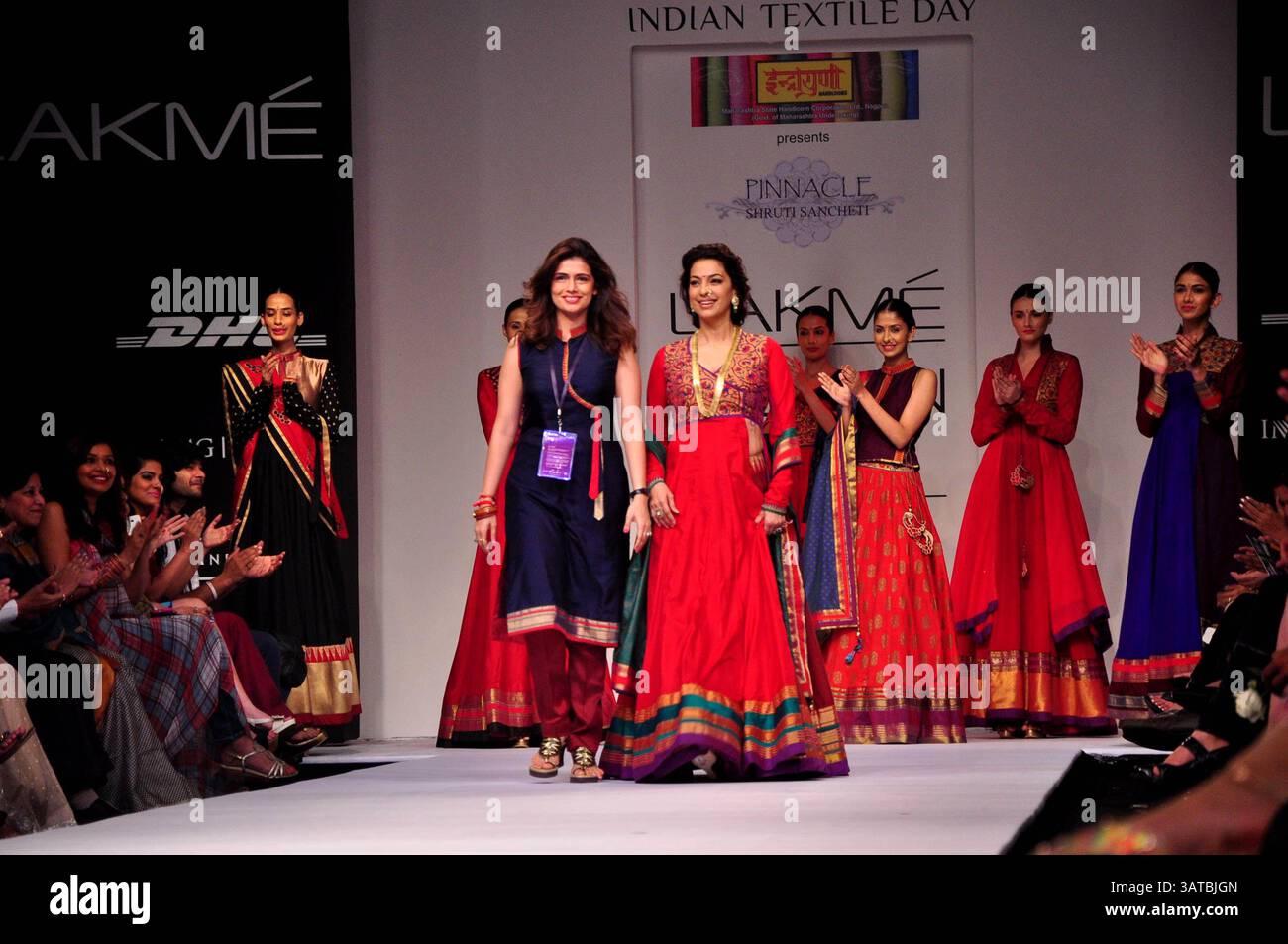 26 août 2013 - L'actrice de Bollywood Juhi Chawla marche la rampe pour le créateur de mode Shruti Sancheti pendant la semaine de la mode Lakme hiver / festive 2013 à Mumbai, Inde le 25 août 2013. Crédit photo : Indian photo Agency (crédit image : © INPA/ZUMAPRESS.com) Banque D'Images
