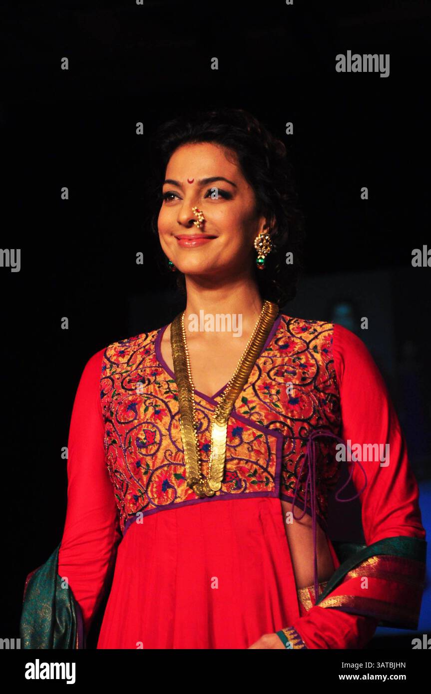 26 août 2013 - L'actrice de Bollywood Juhi Chawla marche la rampe pour le créateur de mode Shruti Sancheti pendant la semaine de la mode Lakme hiver / festive 2013 à Mumbai, Inde le 25 août 2013. Crédit photo : Indian photo Agency (crédit image : © INPA/ZUMAPRESS.com) Banque D'Images