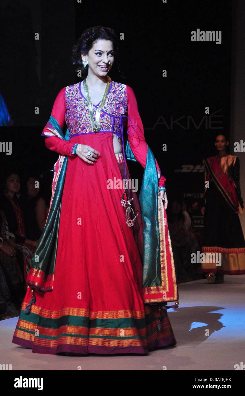 26 août 2013 - L'actrice de Bollywood Juhi Chawla marche la rampe pour le créateur de mode Shruti Sancheti pendant la semaine de la mode Lakme hiver / festive 2013 à Mumbai, Inde le 25 août 2013. Crédit photo : Indian photo Agency (crédit image : © INPA/ZUMAPRESS.com) Banque D'Images