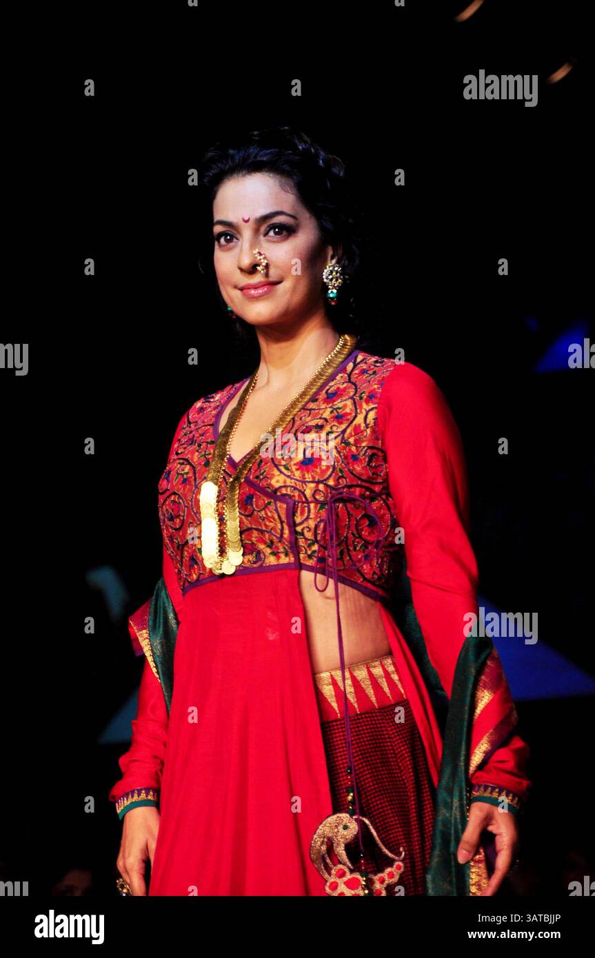 26 août 2013 - L'actrice de Bollywood Juhi Chawla marche la rampe pour le créateur de mode Shruti Sancheti pendant la semaine de la mode Lakme hiver / festive 2013 à Mumbai, Inde le 25 août 2013. Crédit photo : Indian photo Agency (crédit image : © INPA/ZUMAPRESS.com) Banque D'Images