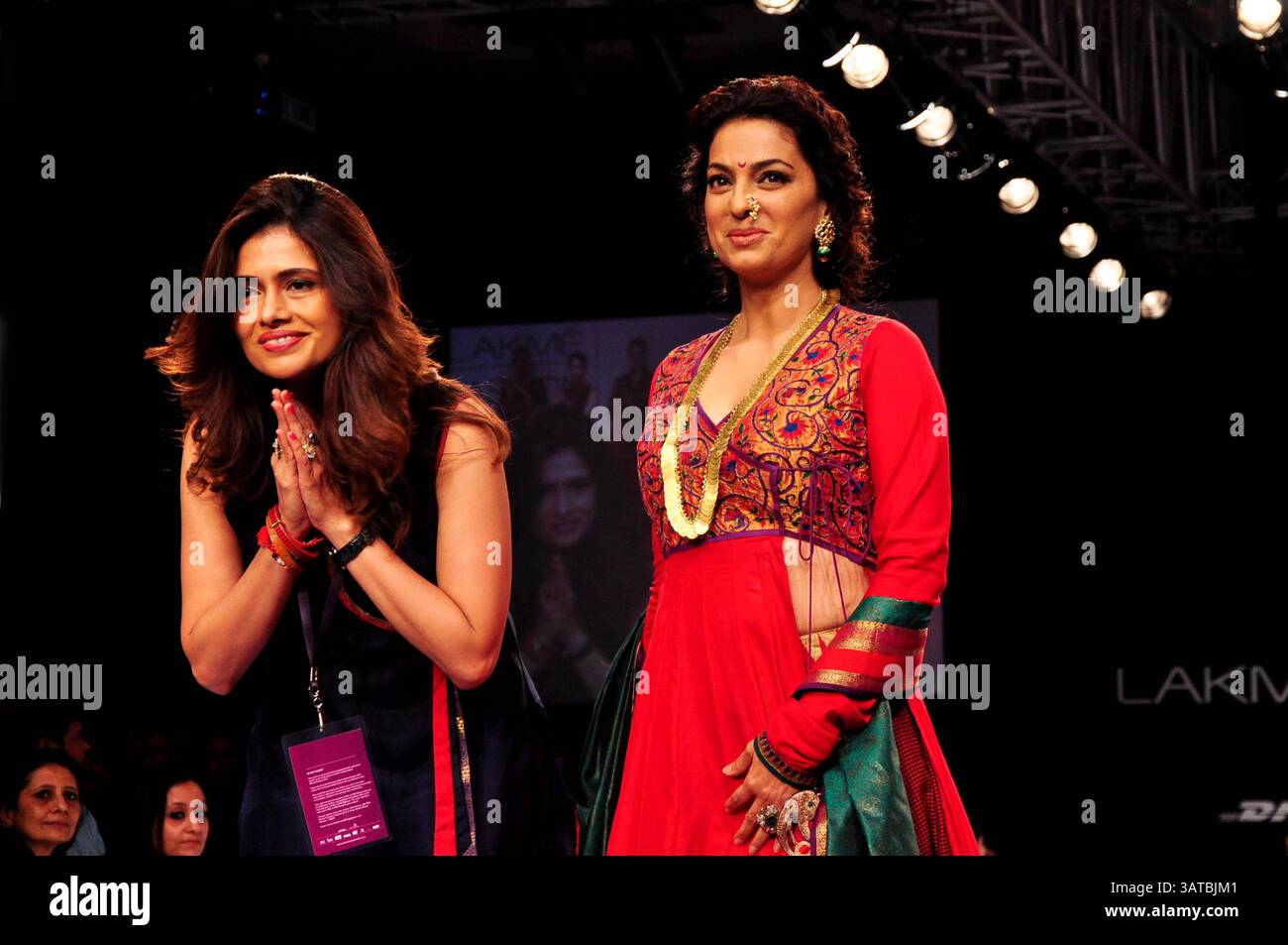 26 août 2013 - L'actrice de Bollywood Juhi Chawla marche la rampe pour le créateur de mode Shruti Sancheti pendant la semaine de la mode Lakme hiver / festive 2013 à Mumbai, Inde le 25 août 2013. Crédit photo : Indian photo Agency (crédit image : © INPA/ZUMAPRESS.com) Banque D'Images