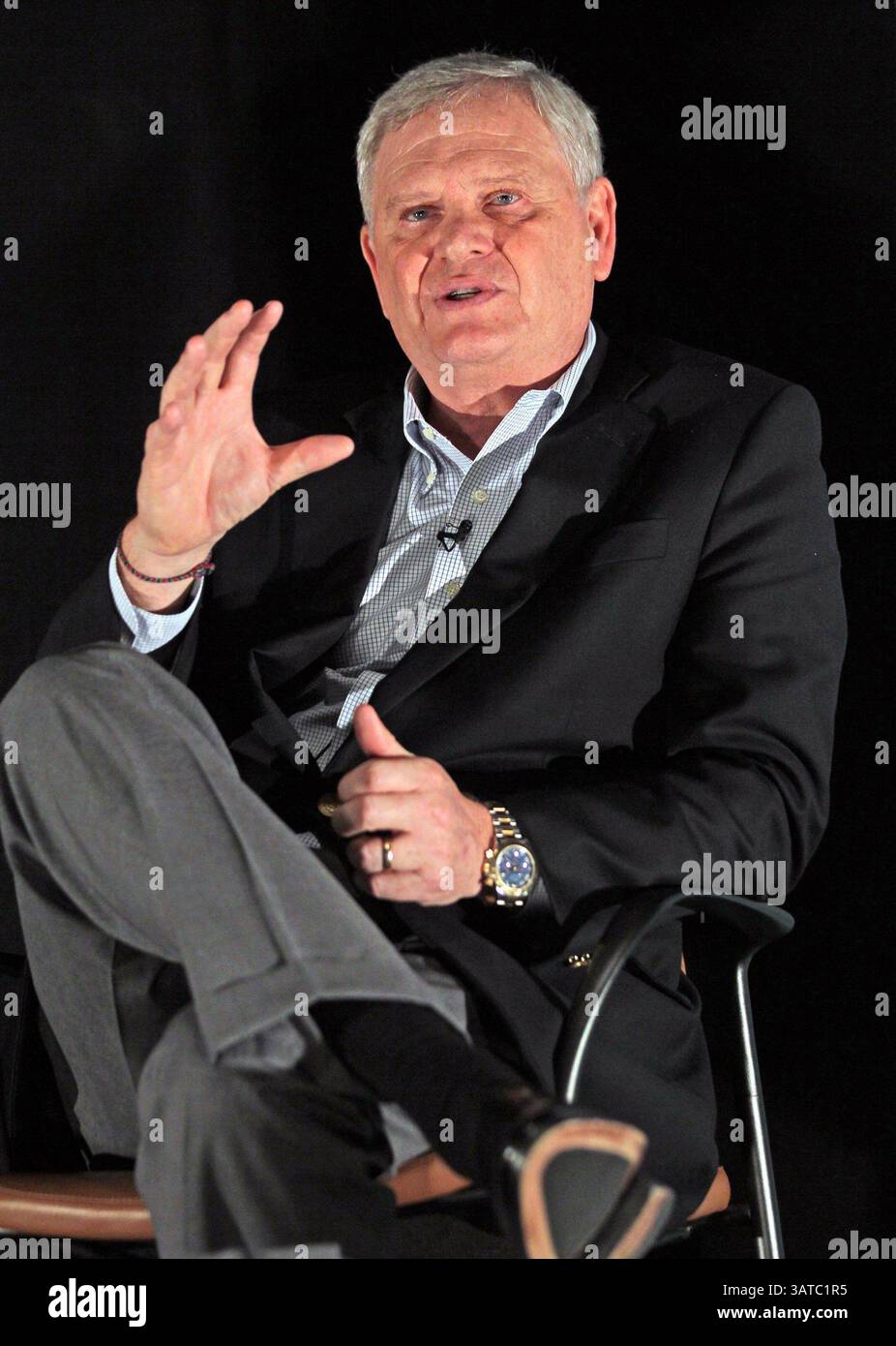 10 avril 2013 - Miami, FL, États-Unis - Randy Falco, président et chef de la direction d'Univision, est interviewé par un journaliste alors que Falco discute de l'avenir de la télévision, du divertissement à domicile, des communications et de la fusion, 10 avril 2013, au cinéma Bill Cosford de l'Université de Miami. (Crédit image : © Al Diaz/MCT/ZUMAPRESS.com) Banque D'Images