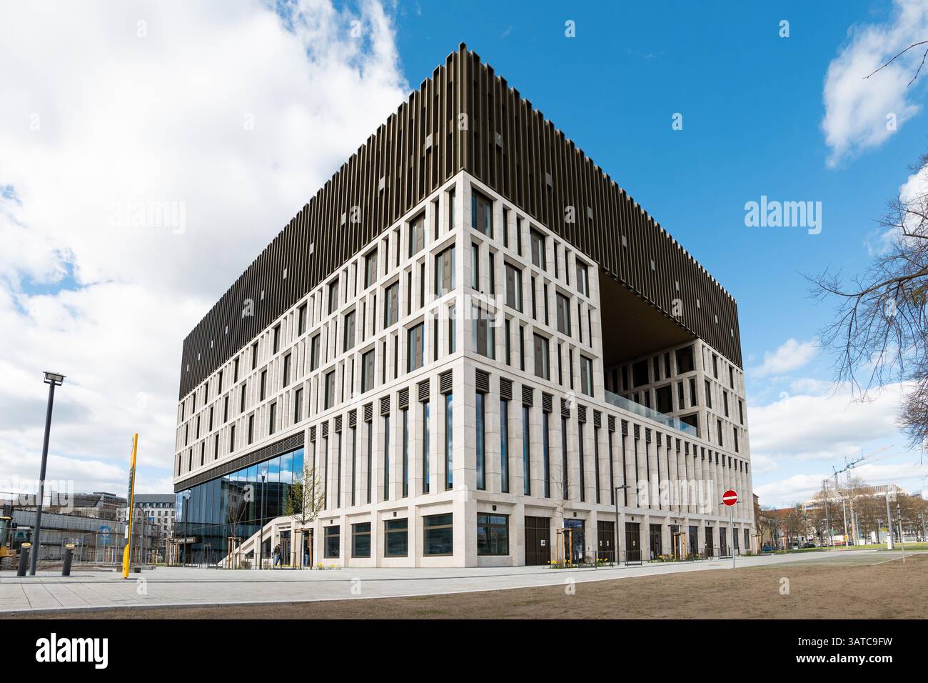 Nouveau bâtiment du siège social de la ville de Dresde 'Verwaltungszentrum' (centre administratif). Architecture moderne à la Ferdinandplatz en Saxe. Banque D'Images