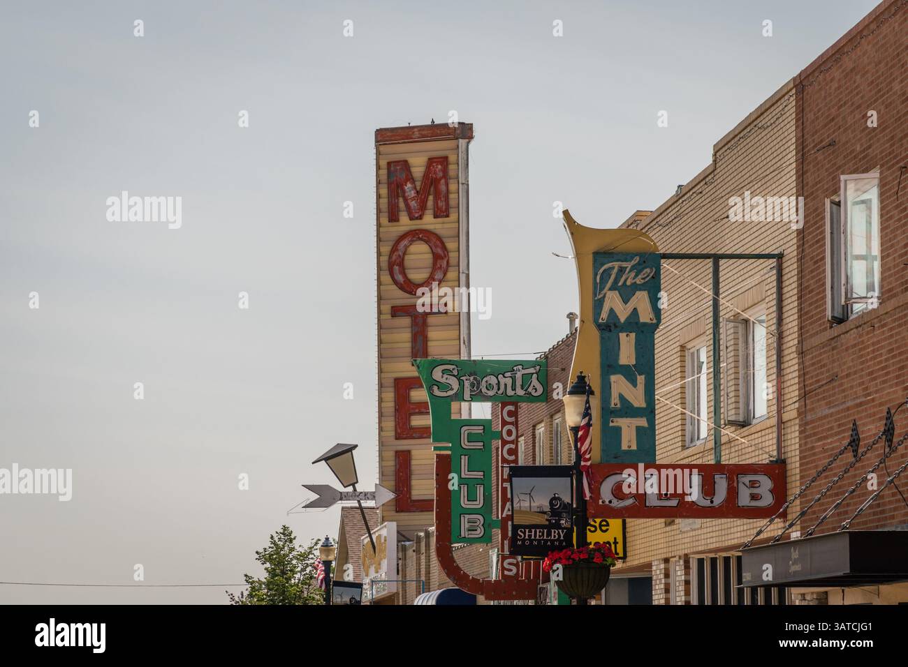 Shelby, MT, US-10 juillet 2021 : rue principale dans une petite ville avec des enseignes au néon vintage. Banque D'Images