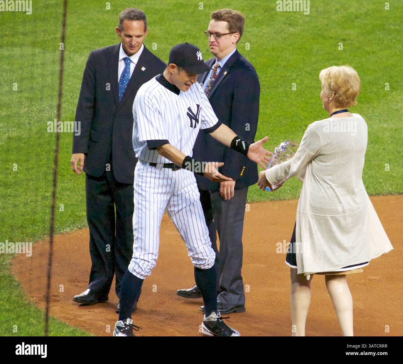 20 septembre 2013 - New York, New York, U. S - ICHIRO SUZUKI, joueur de terrain droit des Yankees de New York, réagit après avoir reçu un prix lors d'une cérémonie d'avant-match au Yankee Stadium après avoir fait don du maillot qu'il portait récemment pour son 4000e coup de carrière au Baseball Hall of Fame. Les Yankees battent les Giants 5-1. (Crédit image : © Staton Rabin/ZUMAPRESS.com) Banque D'Images