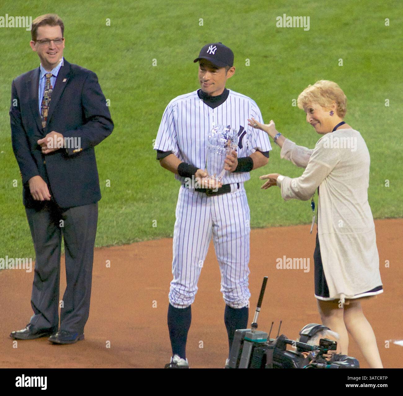 20 septembre 2013 - New York, New York, U. S - ICHIRO SUZUKI, joueur de terrain droit des Yankees de New York, réagit après avoir reçu un prix lors d'une cérémonie d'avant-match au Yankee Stadium après avoir fait don du maillot qu'il portait récemment pour son 4000e coup de carrière au Baseball Hall of Fame. Les Yankees battent les Giants 5-1. (Crédit image : © Staton Rabin/ZUMAPRESS.com) Banque D'Images