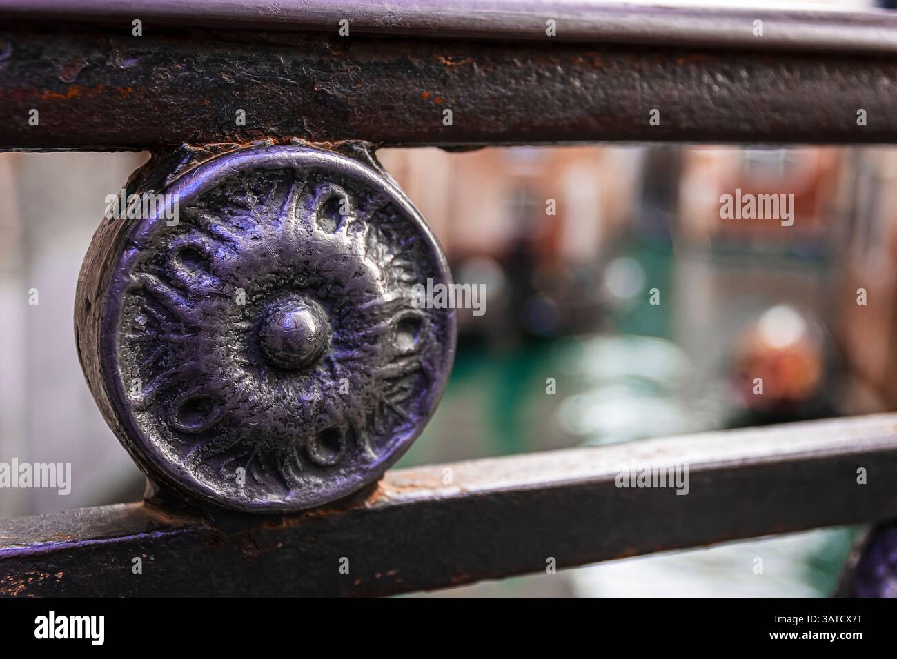symboles distinctifs de venise sur les balustrades du pont Banque D'Images