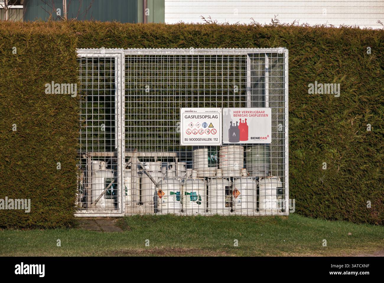 5 mars 2025 - Kuikhorne-pays-Bas : stockage extérieur sécurisé de bouteilles de gaz avec panneaux de sécurité près d'une marina de plaisance dans le village de Kuikhorne, Banque D'Images