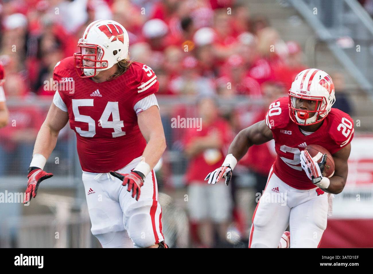 21 septembre 2013 - Madison, Wisconsin, États-Unis d'Amérique - 21 septembre 2013 : Wisconsin Badgers Running Back James White #20 suit le bloc du linesman offensif des Wisconsin Badgers Kyle Costigan #54 pendant le match de football de la NCAA entre les Purdue Boilermakers et les Wisconsin Badgers au Camp Randall Stadium de Madison, Wisconsin. Le Wisconsin a battu Purdue 41-10 dans le Big Ten Opening pour les deux équipes. John Fisher/CSM(image crédit : © John Fisher/Cal Sport Media/ZUMAPRESS.com) Banque D'Images
