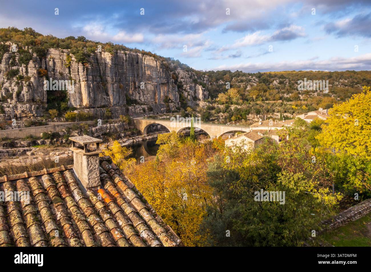 Toit et pont sur l'Ardèche près du vieux village de Balazuc patrimoine historique reconnu, photographie prise en France Banque D'Images