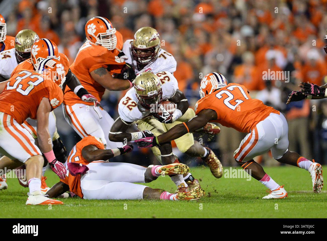 19 octobre 2013 - Clemson, SC, U. S - Florida State Seminoles Running back JAMES WILDER Jr. (32) court le ballon pour un court gain en 1ère mi-temps au Memorial Stadium de Clemson, Caroline du Sud. À la mi-temps, les Seminoles de l'État de Floride mènent Clemson Tigers 27 à 7. (Crédit image : © Shane Roper/ZUMAPRESS.com) Banque D'Images