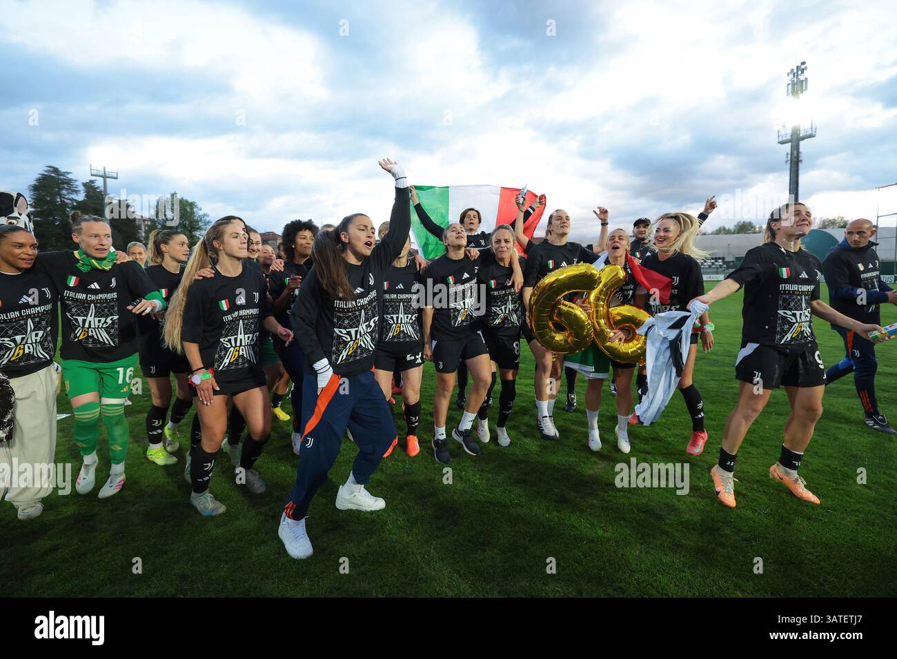 Biella, Italie. 18 avril 2025. Les joueurs et le personnel de la Juventus célèbrent le titre de 6e ligue du club après le match Juventus Women vs AC Milan Women Serie A Femminile au Stadio Vittorio Pozzo, Biella. Le crédit photo devrait se lire : Jonathan Moscrop/Sportimage crédit : Sportimage Ltd/Alamy Live News Banque D'Images