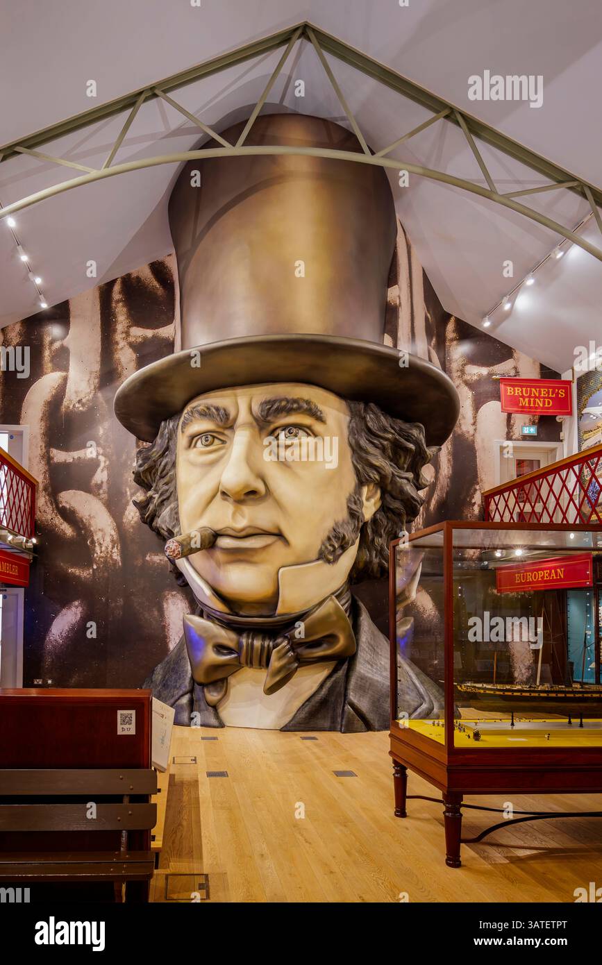 Énorme sculpture plus grande que la vie de Isambard Kingdom Brunel portant un chapeau haut de gamme de poêle et fumant un cigare à l'intérieur du musée au SS Great Britain A. Banque D'Images