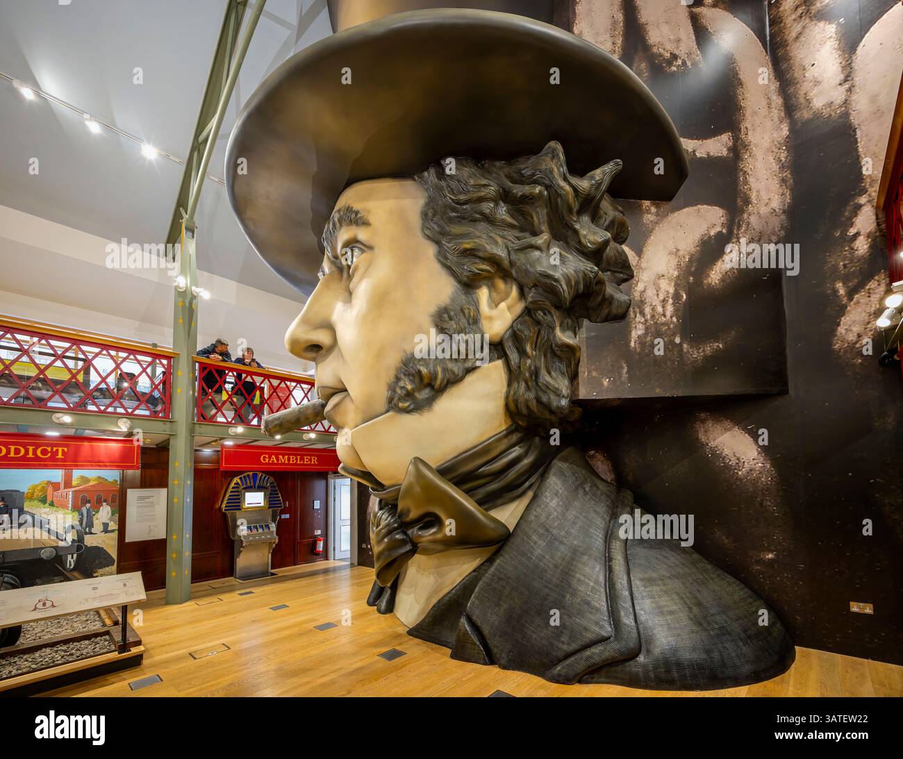 Énorme sculpture plus grande que la vie de Isambard Kingdom Brunel portant un chapeau haut de gamme de poêle et fumant un cigare à l'intérieur du musée au SS Great Britain A. Banque D'Images