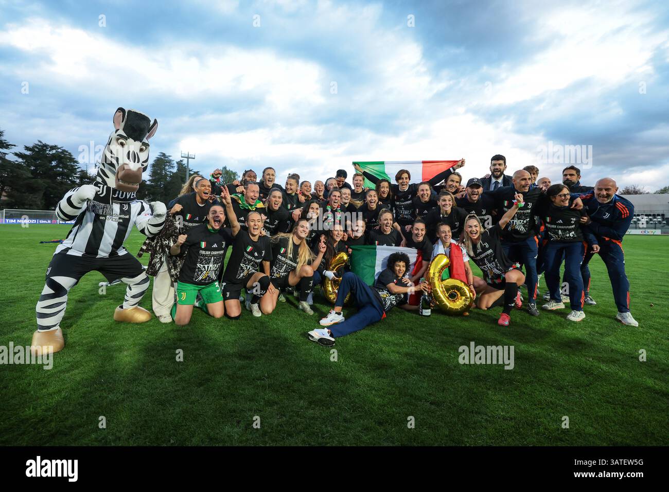Biella, Italie. 18 avril 2025. Les joueurs et le personnel de la Juventus célèbrent le titre de 6e ligue du club après le match Juventus Women vs AC Milan Women Serie A Femminile au Stadio Vittorio Pozzo, Biella. Le crédit photo devrait se lire : Jonathan Moscrop/Sportimage crédit : Sportimage Ltd/Alamy Live News Banque D'Images
