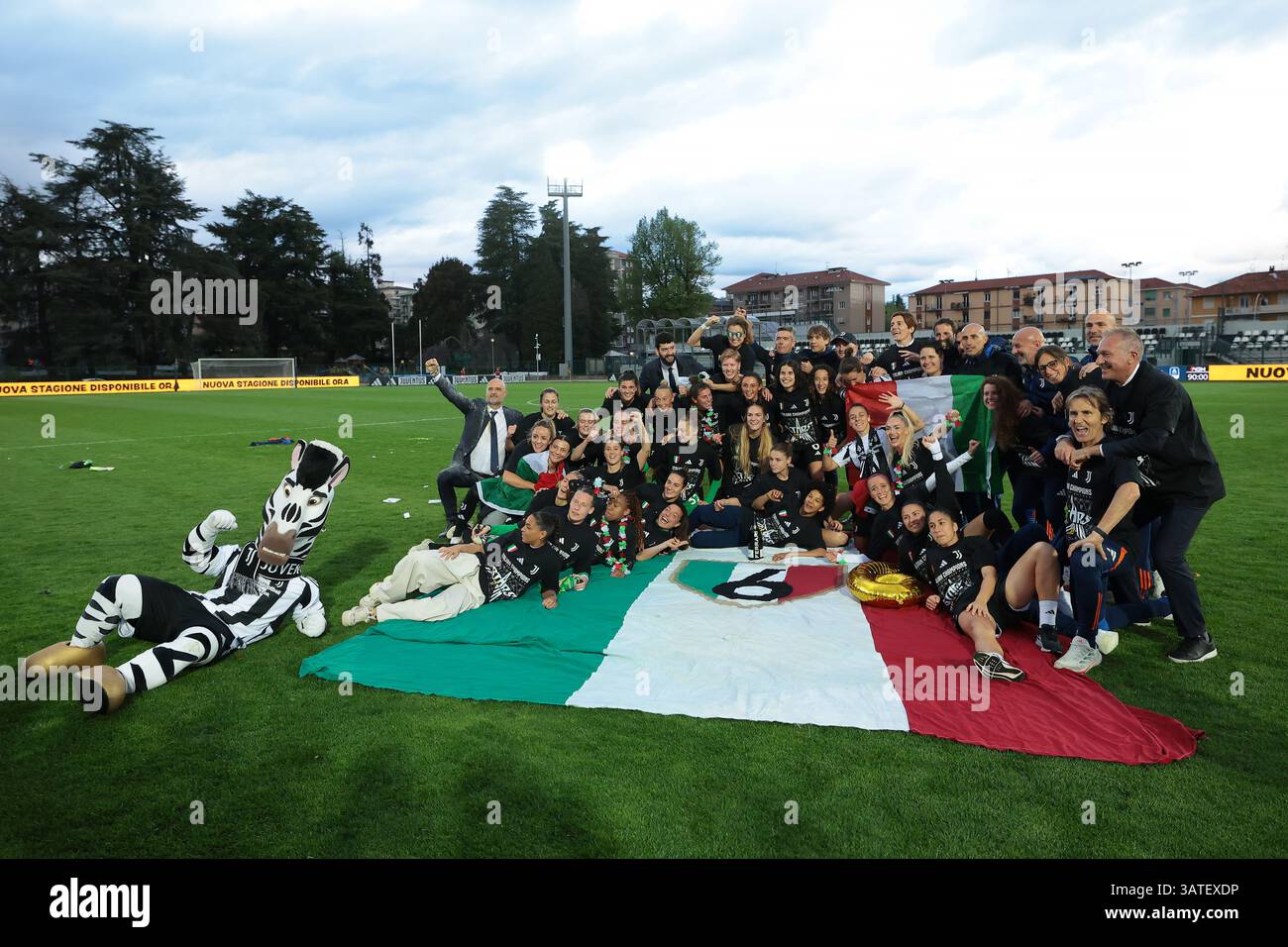 Biella, Italie. 18 avril 2025. Les joueurs et le personnel de la Juventus célèbrent le titre de 6e ligue du club après le match Juventus Women vs AC Milan Women Serie A Femminile au Stadio Vittorio Pozzo, Biella. Le crédit photo devrait se lire : Jonathan Moscrop/Sportimage crédit : Sportimage Ltd/Alamy Live News Banque D'Images