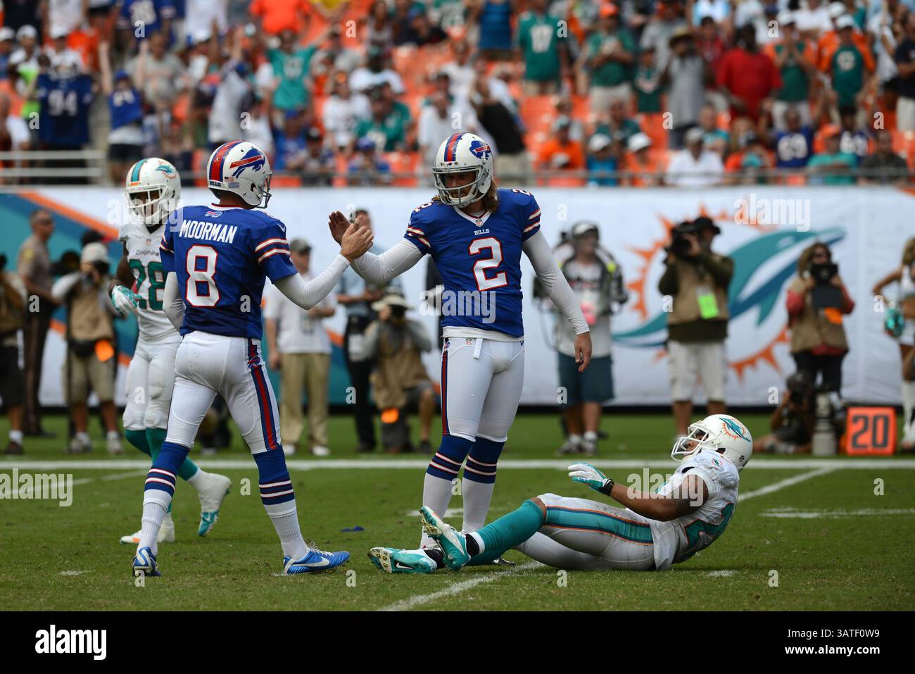 20 octobre 2013 : Dan Carpenter #2 des Buffalo Bills est félicité par Brian Moorman #8 après avoir lancé le but ultime gagnant alors que Jimmy Wilson #27 des Miami Dolphins est abattu sur le terrain lors du match de football NFL entre les Miami Dolphins et les Buffalo Bills au Sun Life Stadium de Miami Gardens FL. Les Bills ont battu les dauphins 23-21.(image crédit : © JC Ridley/Cal Sport Media/ZUMAPRESS.com) Banque D'Images