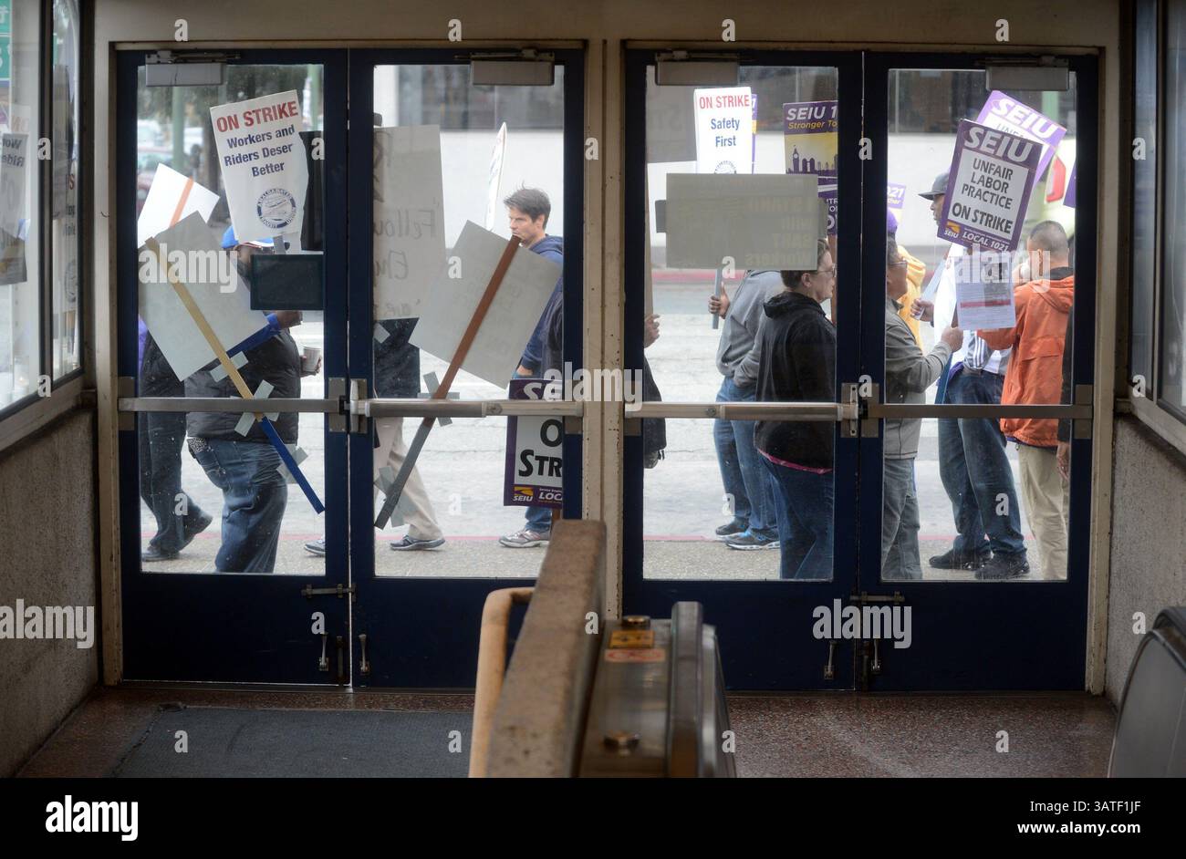 21 octobre 2013 - Oakland, Californie, États-Unis - L'entrée de la station BART du lac Merritt est fermée alors que les travailleurs franchissent la ligne de piquetage. (Crédit image : © Kristopher Skinner/MCT/ZUMAPRESS.com) Banque D'Images