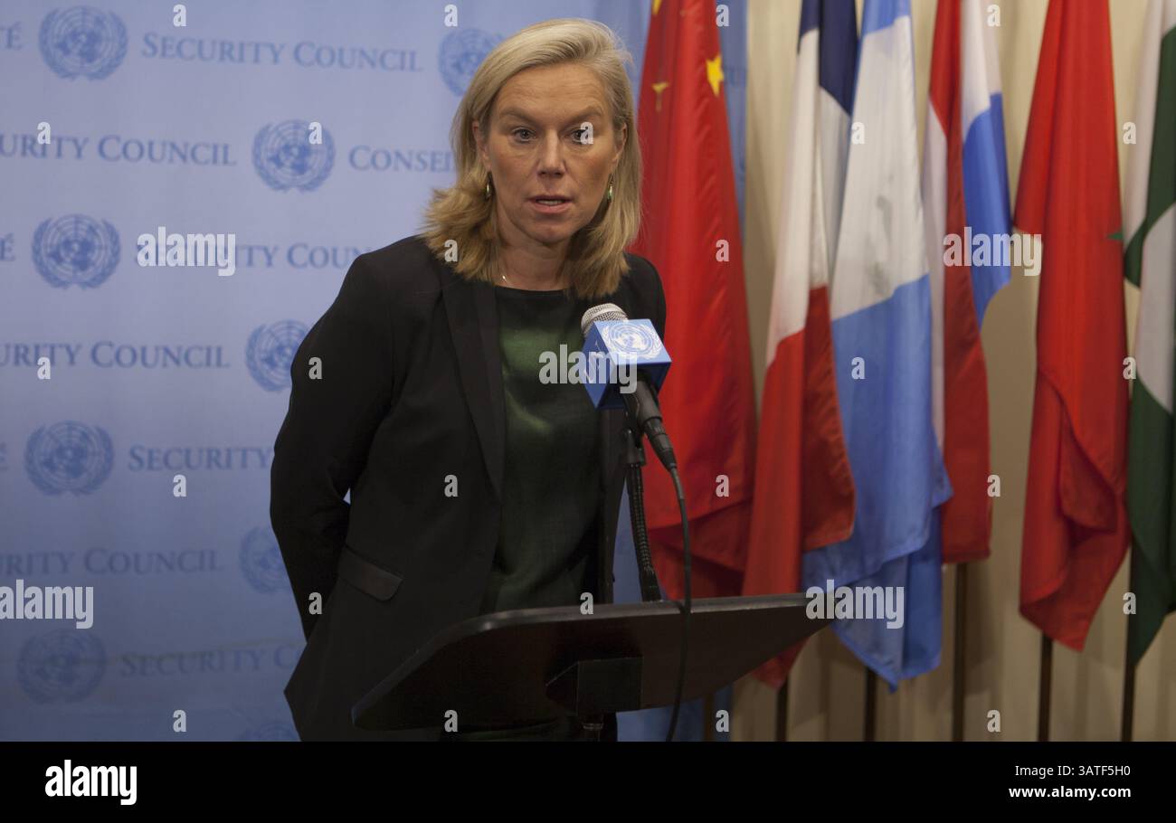 5 novembre 2013 - New York City, NY, États-Unis - Nations Unies, New York, 05 novembre 2013 - Sigrid Kaag, Coordonnatrice spéciale de la Mission conjointe de l'Organisation pour l'interdiction des armes chimiques (OIAC) et de l'ONU pour éliminer le programme d'armes chimiques SyriaÃs, s'adresse à la presse après son exposé au Conseil de sécurité lors de consultations à huis clos. ..sur la photo : Sigrid Kaag..crédit : Luiz Rampelotto/EuropaNewswire (crédit image : © Luiz Rampelotto/ZUMAPRESS.com) Banque D'Images