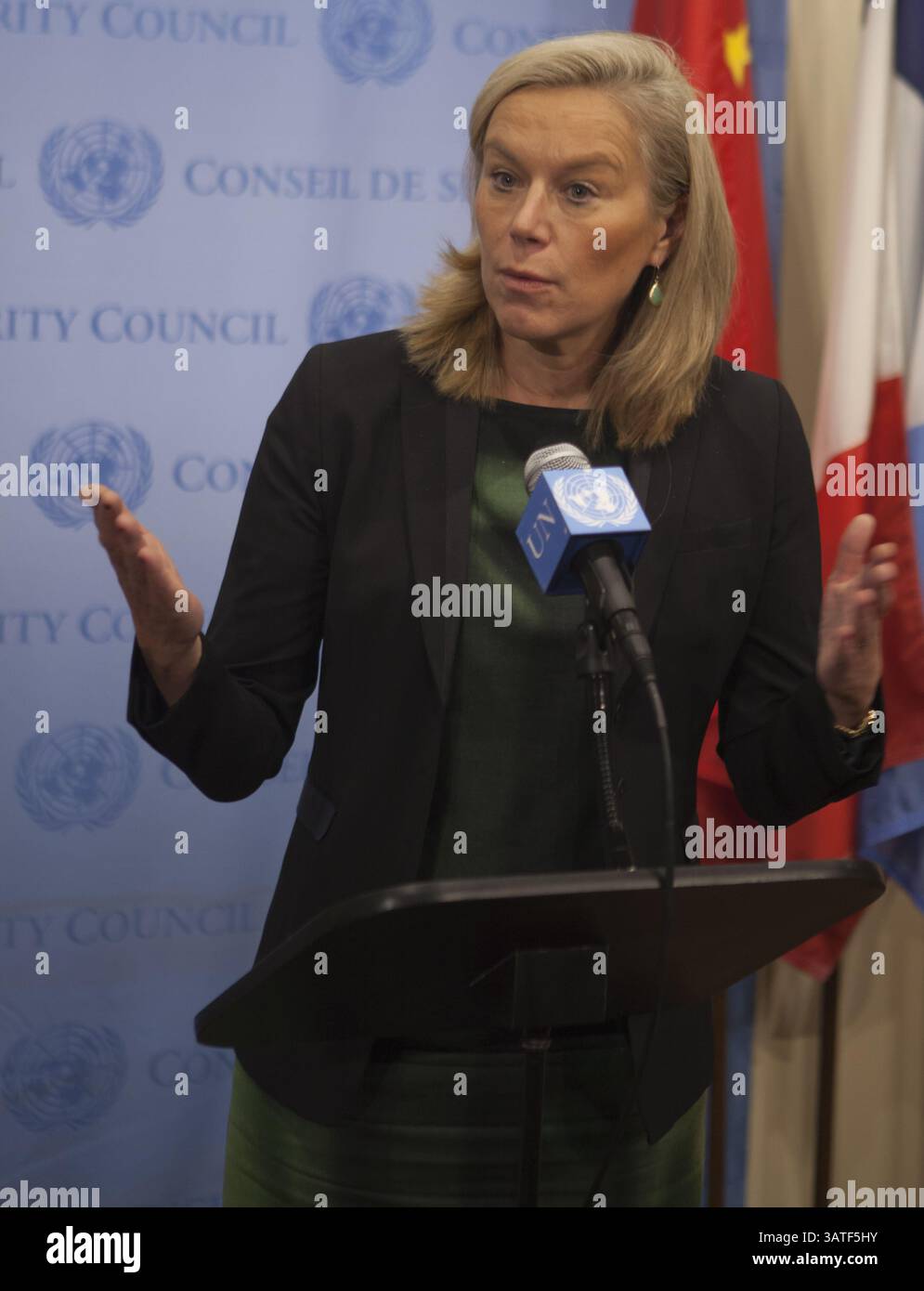 5 novembre 2013 - New York City, NY, États-Unis - Nations Unies, New York, 05 novembre 2013 - Sigrid Kaag, Coordonnatrice spéciale de la Mission conjointe de l'Organisation pour l'interdiction des armes chimiques (OIAC) et de l'ONU pour éliminer le programme d'armes chimiques SyriaÃs, s'adresse à la presse après son exposé au Conseil de sécurité lors de consultations à huis clos. ..sur la photo : Sigrid Kaag..crédit : Luiz Rampelotto/EuropaNewswire (crédit image : © Luiz Rampelotto/ZUMAPRESS.com) Banque D'Images