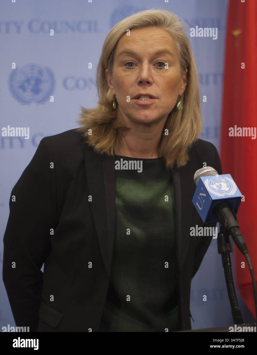 5 novembre 2013 - New York City, NY, États-Unis - Nations Unies, New York, 05 novembre 2013 - Sigrid Kaag, Coordonnatrice spéciale de la Mission conjointe de l'Organisation pour l'interdiction des armes chimiques (OIAC) et de l'ONU pour éliminer le programme d'armes chimiques SyriaÃs, s'adresse à la presse après son exposé au Conseil de sécurité lors de consultations à huis clos. ..sur la photo : Sigrid Kaag..crédit : Luiz Rampelotto/EuropaNewswire (crédit image : © Luiz Rampelotto/ZUMAPRESS.com) Banque D'Images