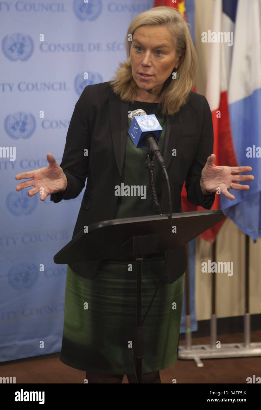 5 novembre 2013 - New York City, NY, États-Unis - Nations Unies, New York, 05 novembre 2013 - Sigrid Kaag, Coordonnatrice spéciale de la Mission conjointe de l'Organisation pour l'interdiction des armes chimiques (OIAC) et de l'ONU pour éliminer le programme d'armes chimiques SyriaÃs, s'adresse à la presse après son exposé au Conseil de sécurité lors de consultations à huis clos. ..sur la photo : Sigrid Kaag..crédit : Luiz Rampelotto/EuropaNewswire (crédit image : © Luiz Rampelotto/ZUMAPRESS.com) Banque D'Images