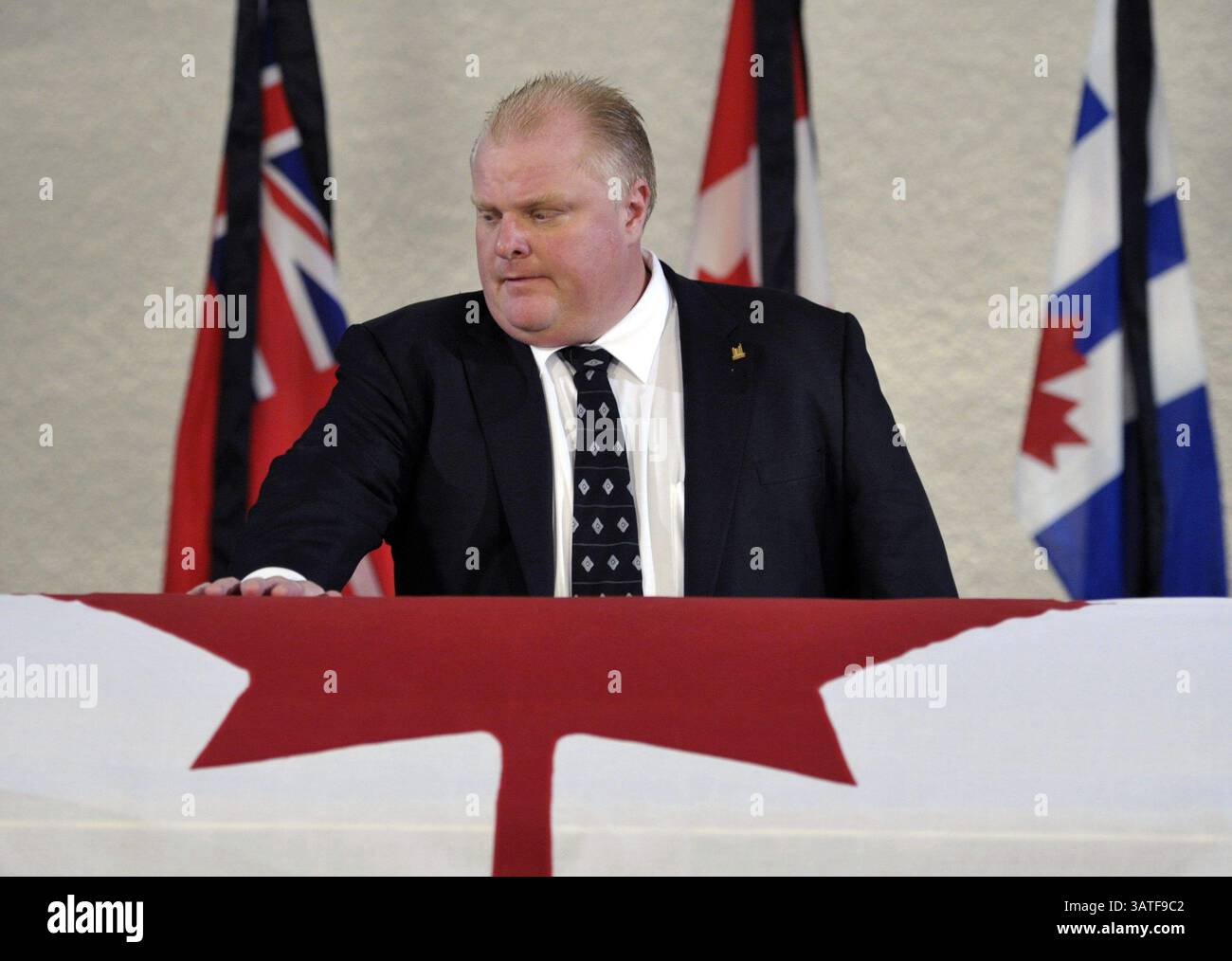 26 août 2011 - Toronto, ON, Canada - le maire de Toronto, Rob Ford, pose sa main sur le cercueil de Jack Layton, chef du parti fédéral Nouveau Parti démocratique (NPD), à l'hôtel de ville de Toronto le 25 août 2011. Layton sera allongé au repos avant ses funérailles d'État le 27 août. . REUTERS/Mike Cassese (crédit image : © Mike Cassese/QMI Agency/ZUMAPRESS.com) Banque D'Images