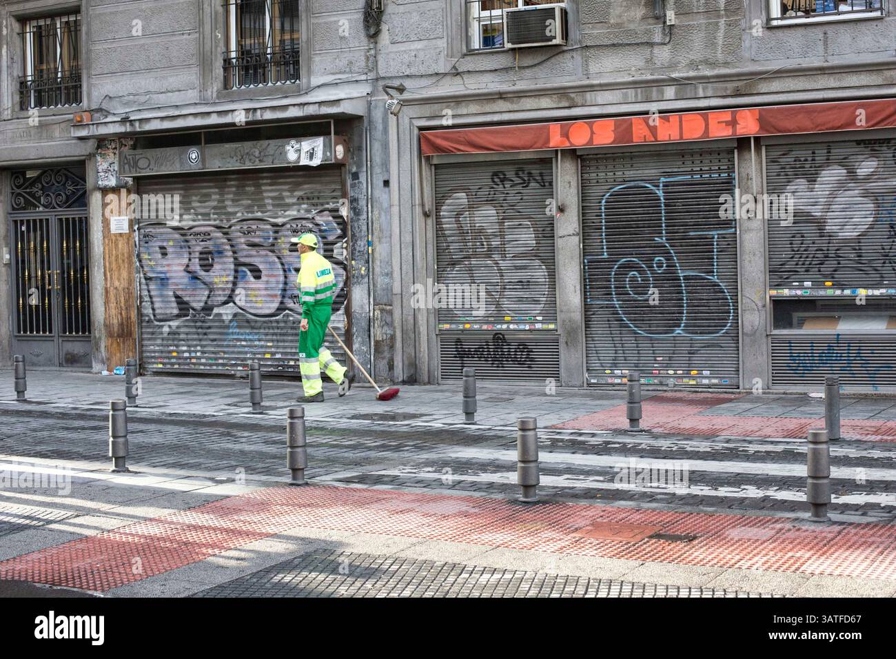 23 octobre 2013 - Madrid, Espagne - Lavapias a longtemps été un quartier négligé de la ville. Le multiculturalisme coexiste avec une réalité plus horrible, celle des sans-abri, de la drogue et de la petite criminalité. C'était le quartier juif de la ville jusqu'à l'expulsion des Juifs d'Espagne en 1492. Ces jours-ci, il y a une présence policière constante sur la Plaza de Lavapias, ainsi qu'un niveau élevé de vente de drogue ouverte. (Crédit image : © Yuri Van Geenen/ZUMA Wire/ZUMAPRESS.com) Banque D'Images