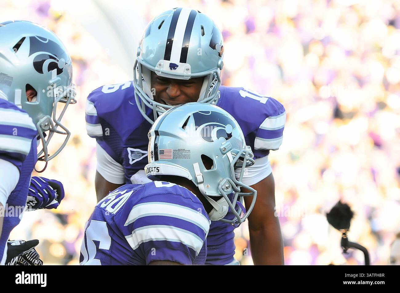 26 octobre 2013 - Manhattan, Kansas, États-Unis - 26 octobre 2013 : le récepteur large des Wildcats du Kansas State Tyler Lockett (16 ans) célèbre avec le récepteur large des Wildcats du Kansas State Tramaine Thompson (86 ans) après son touchdown en action lors du match de football de la NCAA entre les West Virginia Mountaineers et les Wildcats du Kansas State au Bill Snyder Family Stadium à Manhattan, Kansas. Kendall Shaw/CSM(image crédit : © Kendall Shaw/Cal Sport Media/ZUMAPRESS.com) Banque D'Images