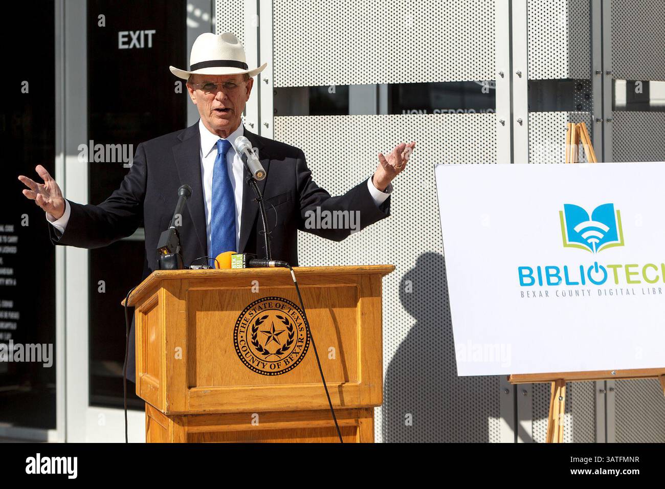 Le juge NELSON WOLF prend la parole lors d'une cérémonie pour BiblioTech, la base du premier système de bibliothèques publiques du pays sans livres papier, au centre de services South Side du comté, 3505 Pleasanton Road. Les ouvriers ont ouvert un mur au centre de services pour créer une porte pour la bibliothèque pendant la cérémonie. Exploité par le comté de Bexar, BiblioTech sera lancé en août, avec des lecteurs de livres électroniques et des ordinateurs dans un cadre de type magasin Apple et un café. Banque D'Images