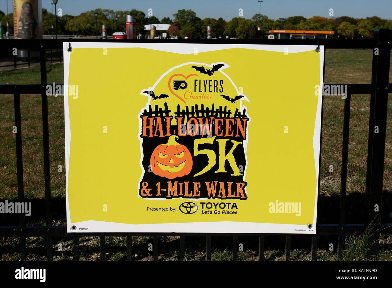 26 octobre 2013 - Philadelphie, Pennsylvanie, États-Unis - Une affiche avec le logo de la promenade de 5 km et 1 mile de Flyers Charities Halloween au stationnement du Wells Fargo Center. (Crédit image : © Bob FINA/ZUMAPRESS.com) Banque D'Images
