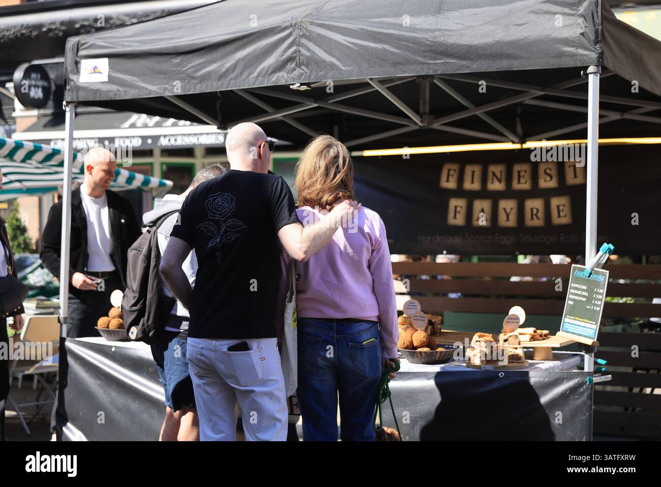 Produits agricoles frais et locaux sur le marché du dimanche dans le village haut de gamme de Wimbledon, SW Londres, Royaume-Uni Banque D'Images