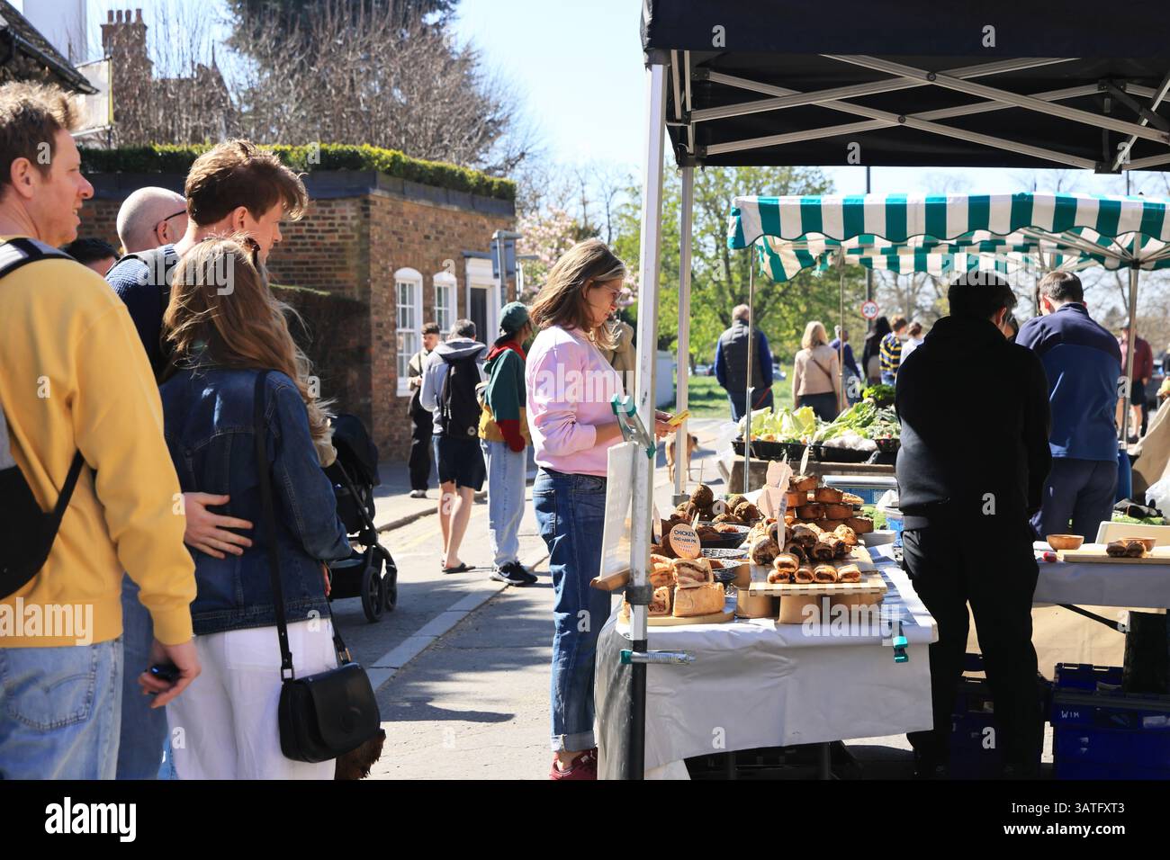Produits agricoles frais et locaux sur le marché du dimanche dans le village haut de gamme de Wimbledon, SW Londres, Royaume-Uni Banque D'Images