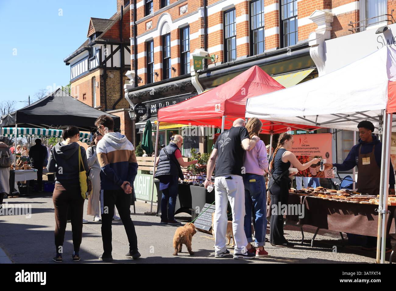 Produits agricoles frais et locaux sur le marché du dimanche dans le village haut de gamme de Wimbledon, SW Londres, Royaume-Uni Banque D'Images