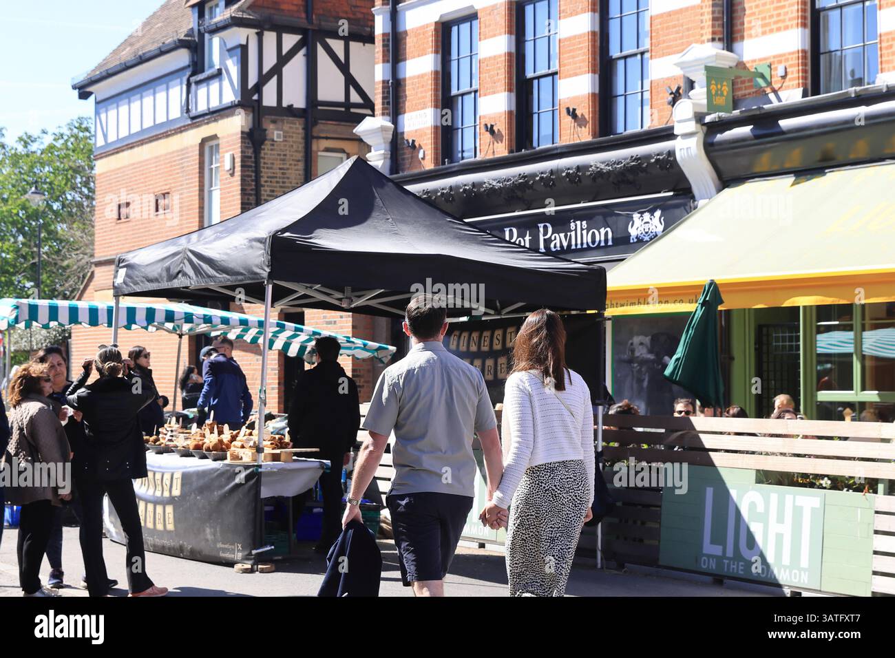 Produits agricoles frais et locaux sur le marché du dimanche dans le village haut de gamme de Wimbledon, SW Londres, Royaume-Uni Banque D'Images
