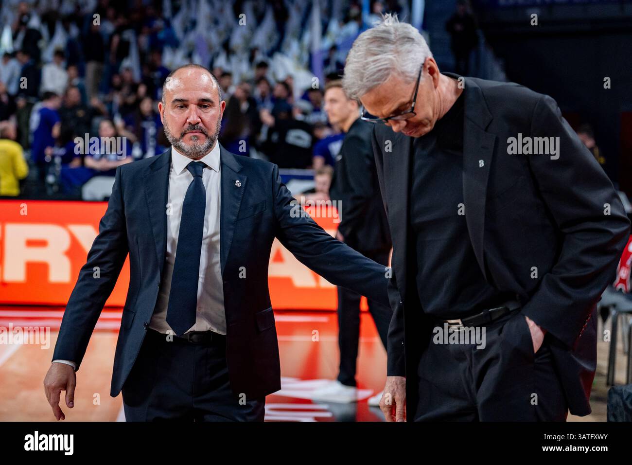 Madrid, Madrid, Espagne. 18 avril 2025. Gordon Herbert (d), entraîneur-chef du FC Bayern Munich, accueille Chus Mateo (l), entraîneur-chef du Real Madrid, lors du match Play-in C de Turkish Airlines EuroLeague entre le Real Madrid et le FC Bayern Munich au Movistar Arena le 18 avril 2025 à Madrid, en Espagne. (Crédit image : © Alberto Gardin/ZUMA Press Wire) USAGE ÉDITORIAL SEULEMENT ! Non destiné à UN USAGE commercial ! Crédit : ZUMA Press, Inc/Alamy Live News Banque D'Images