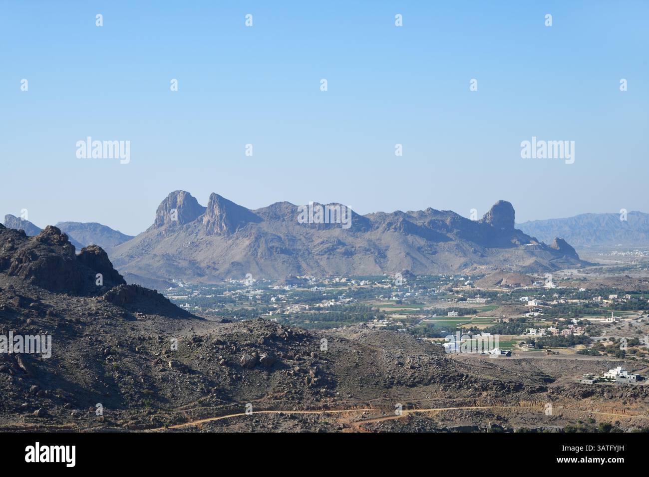 Paysage d'Oman. Villages et colonies dans les contreforts et les vallées, montagne en arrière-plan. Sultanat d'Oman. Péninsule arabique Banque D'Images