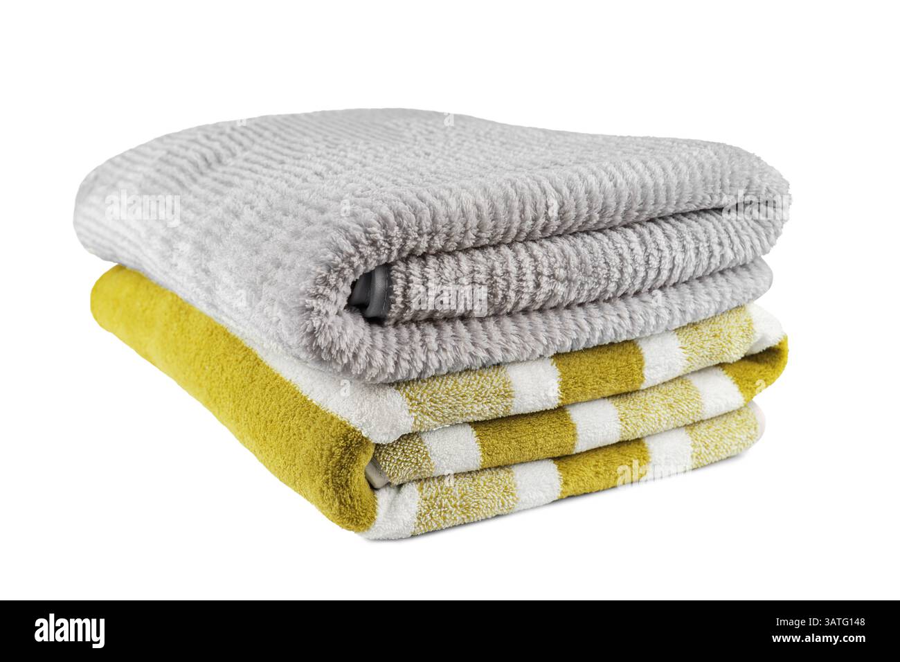 Serviettes de bain douces et pelucheuses rayées grises et jaunes pliées en pile isolées sur fond blanc. Tissu éponge, texture de serviette à motif rayé, bain en coton Banque D'Images
