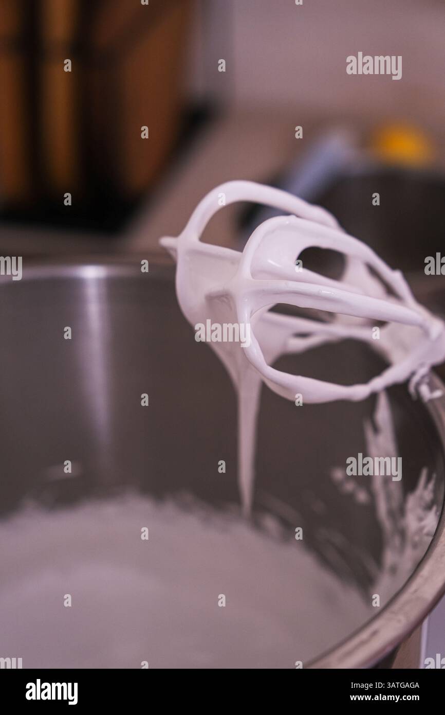 Moscou, Russie, 18.04.25. Un bol en argent avec un fouet dedans, avec une substance blanche dedans. Le bol est presque vide et le fouet est toujours dans le bol Banque D'Images