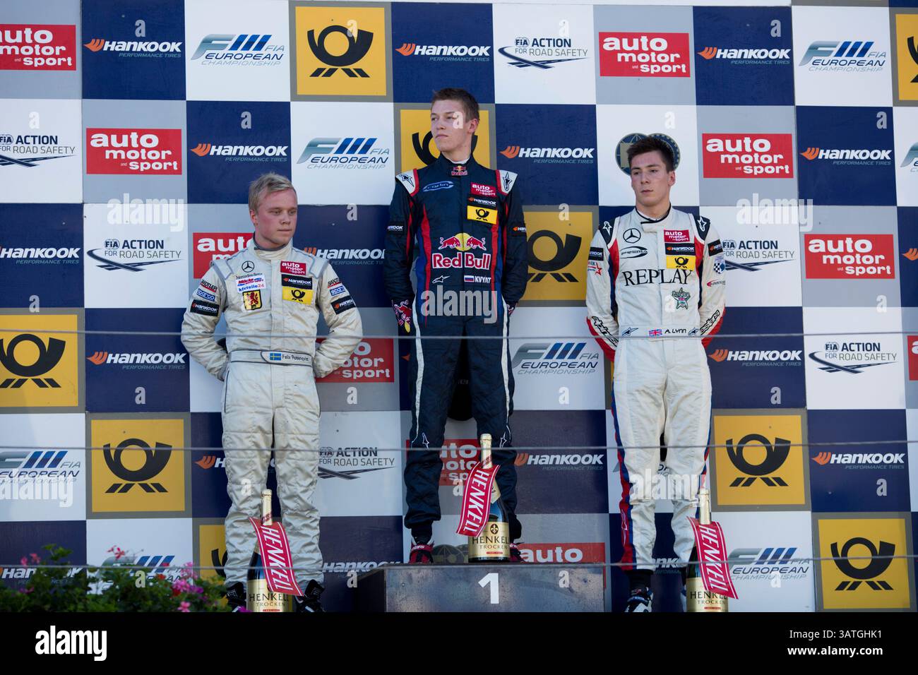 28 septembre 2013 - Zandvoort, pays-Bas - (de gauche à droite) FELIX ROSENQVIST de Suède et kfzteile24 Muecke Motorsport, DANIIL KVYAT de Russie et Carlin et ALEX LYNN de Grande-Bretagne et Prema Powerteam sont sur le podium de la course 1 du Championnat d'Europe FIA F3 2013 au circuit Park Zandvoort, aux pays-Bas. (Crédit image : © James Gasperotti/ZUMAPRESS.com) Banque D'Images