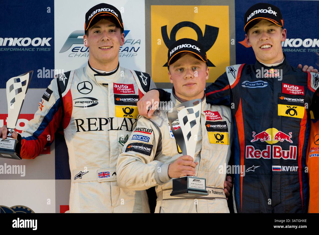 28 septembre 2013 - Zandvoort, pays-Bas - (de gauche à droite) ALEX LYNN de Grande-Bretagne et Prema Powerteam, FELIX ROSENQVIST de Suède et kfzteile24 Muecke Motorsport et DANIIL KVYAT de Russie et Carlin sont vus sur le podium de la course 2 du Championnat d'Europe FIA F3 2013 au circuit Park Zandvoort, aux pays-Bas. (Crédit image : © James Gasperotti/ZUMAPRESS.com) Banque D'Images