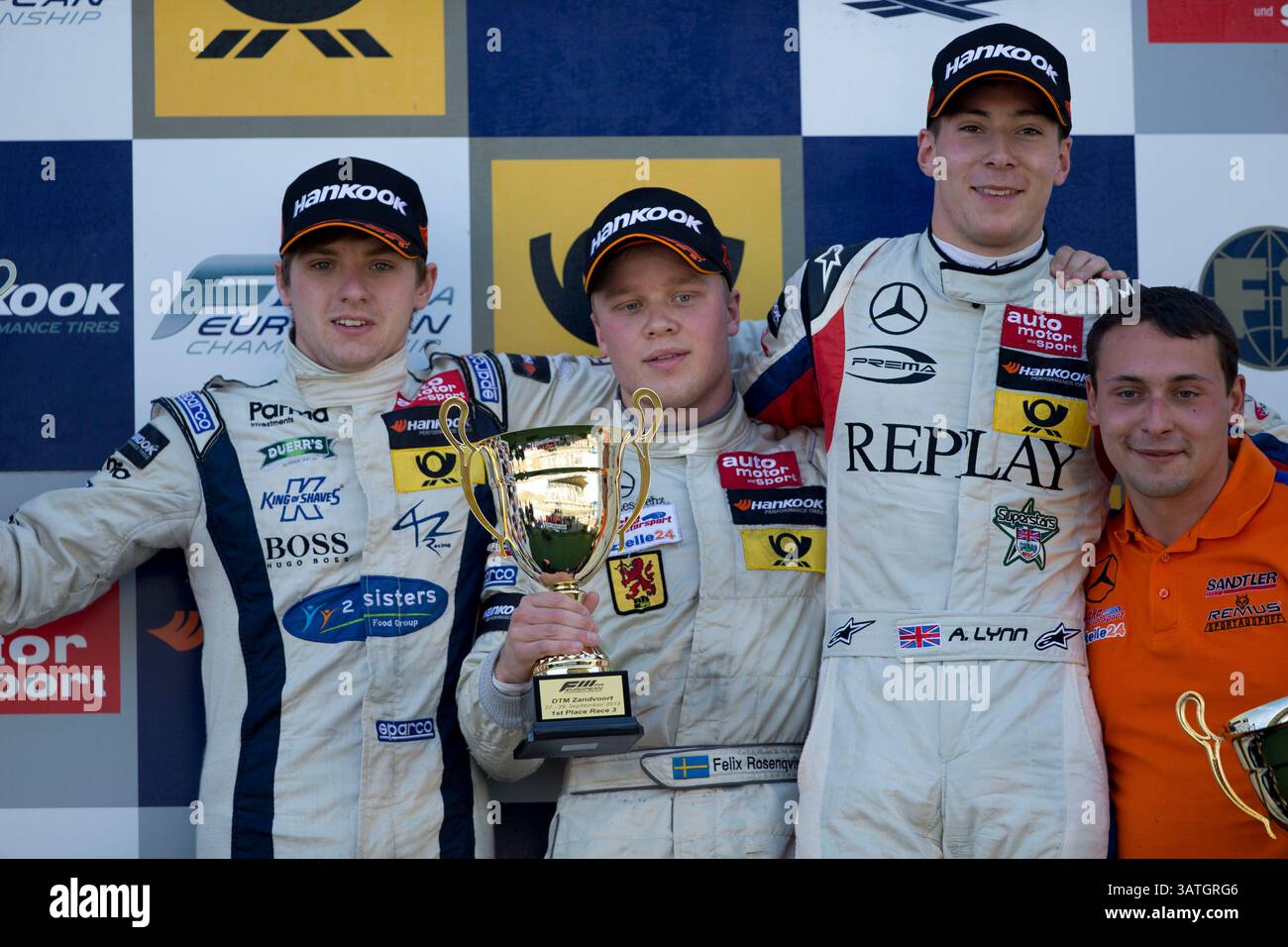 29 septembre 2013 - Zandvoort, pays-Bas - (de gauche à droite) JORDAN KING de Grande-Bretagne et Carlin, FELIX ROSENQVIST de Suède et ALEX LYNN de Grande-Bretagne et Prema Powerteam sont vus sur le podium de la course 3 du Championnat d'Europe FIA F3 2013 au circuit Park Zandvoort. (Crédit image : © James Gasperotti/ZUMA Wire/ZUMAPRESS.com) Banque D'Images