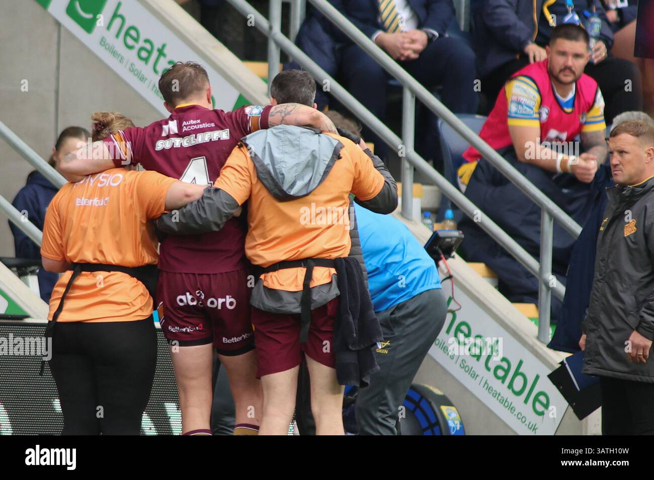 Leeds, Royaume-Uni. 18 avril 2025. AMT Headingley Rugby Stadium, Leeds, West Yorkshire, 18 avril 2025. Betfred Super League Leeds Rhinos v Huddersfield Giants Liam Sutcliffe de Huddersfield Giants quitte le terrain blessé alors que Luke Robinson (entraîneur-chef) regarde contre Leeds Rhinos Credit : Touchlinepics/Alamy Live News Banque D'Images