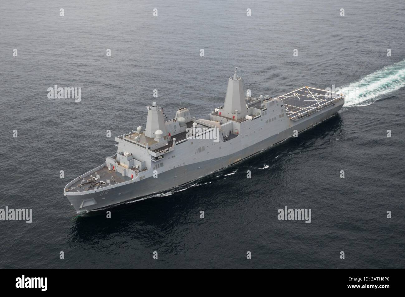 1er mars 2016 - Mobile, Al, États-Unis d'Amérique - le navire de transport amphibie USS John P. Murtha de classe San Antonio de l'US Navy est en route dans le golfe du Mexique lors d'essais en mer le 1er mars 2016 près de Mobile, en Alabama. (Crédit image : © Huntington Ingalls/Planet Pix via ZUMA Wire) Banque D'Images