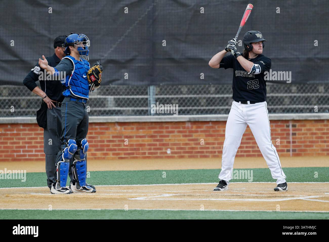 26 mars 2016 : Catcher Chris Proctor (23 ans) des Duke Blue Devils appelle à l'int. Will Craig (22 ans) des Wake Forest Demon Deacons dans le match de baseball de la NCAA entre les Duke Blue Devils et les Wake Forest Demon Deacons au David F. Couch Ballpark à Winston-Salem, Caroline du Nord. Scott Kinser/CSM(image de crédit : © Scott Kinser/CSM via ZUMA Wire) Banque D'Images