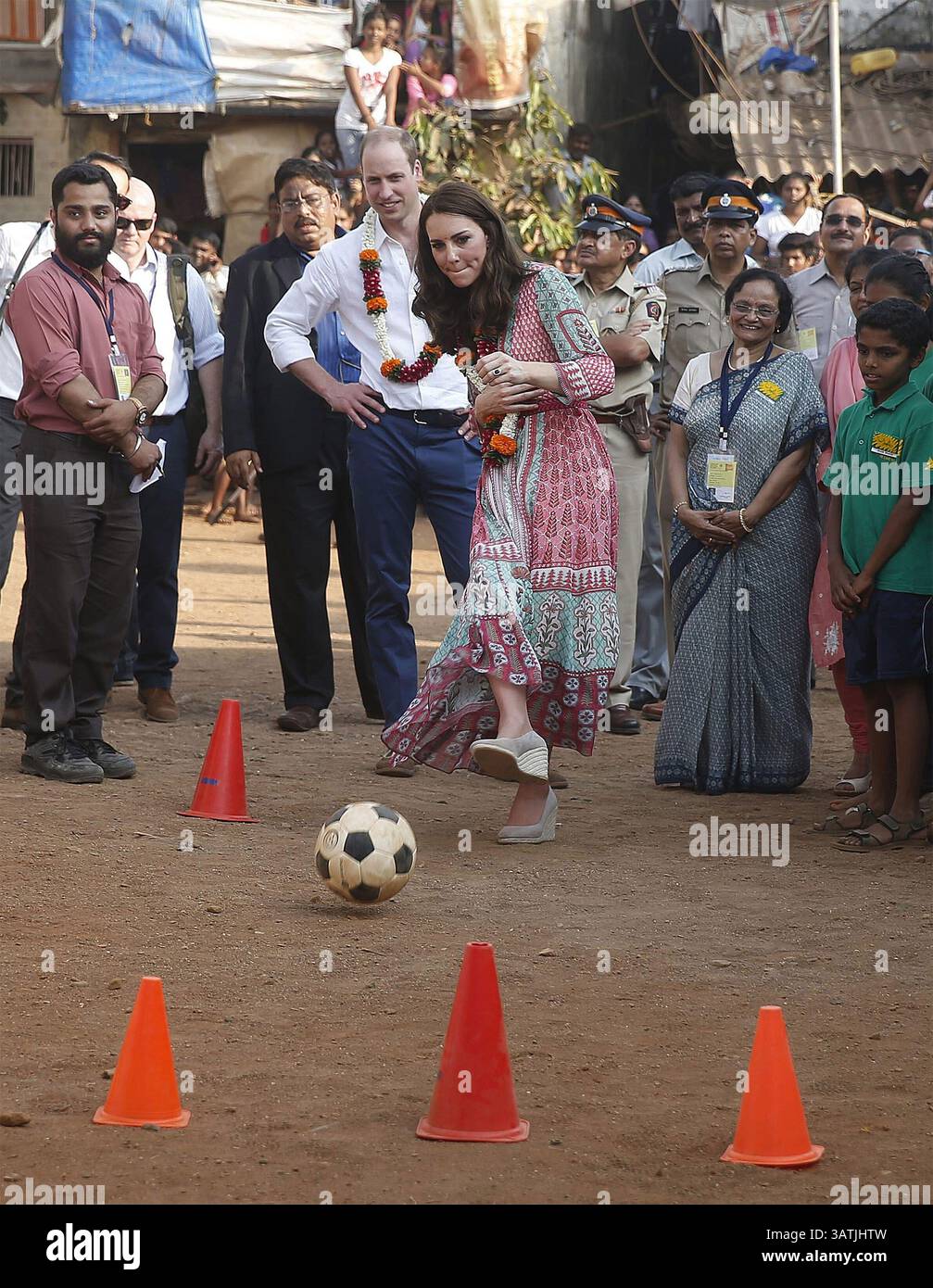 10 avril 2016 - Mumbai, INDE - le prince William, de Grande-Bretagne, regarde son épouse Kate, la duchesse de Cambridge, jouer au football lors de leur visite dans un bidonville de Mumbai, Inde, le dimanche 10 avril 2016. Le couple royal a commencé sa visite d'une semaine en Inde et au Bhoutan, en déposant une couronne lors d'un dimanche commémoratif à l'emblématique hôtel Taj Mahal Palace de MumbaiÃÂ­s, où 31 victimes des attentats terroristes de Mumbai en 2008 ont été tuées. (Crédit image : © Prensa Internacional via ZUMA Wire) Banque D'Images
