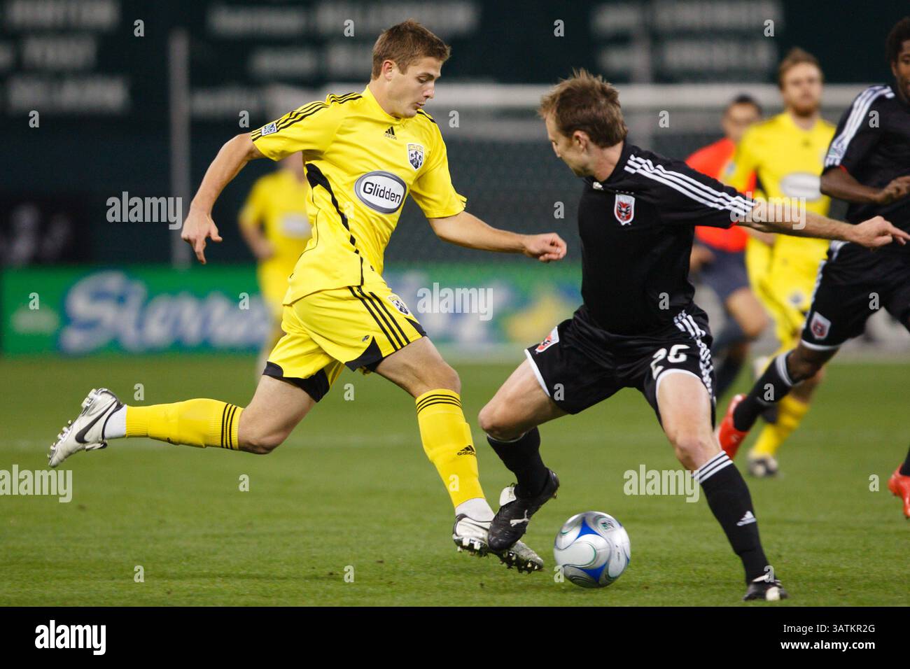 Robbie Rogers du Columbus Crew (l) attaque alors que Bryan Namoff de DC United (R) défend lors d'un match de Ligue majeure de football le 17 avril 2008 au RFK Stadium de Washington, DC. Utilisation commerciale interdite. Banque D'Images