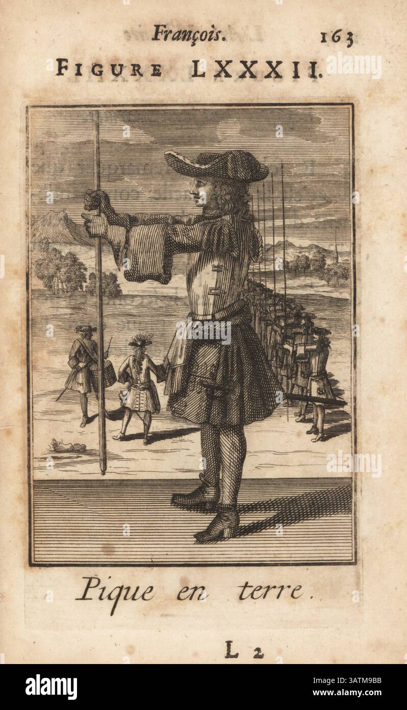 Pikeman français tenant son brochet verticalement au-dessus du sol. Soldat en tricorne, pectoral, manteau militaire avec grenouille et épaulettes, tuyau et chaussures en cuir. Pique en terre. Gravure sur cuivre par Pierre Giffart de L’Art militaire Francois pour l’infanterie, Pierre Giffart, Paris, 1696. Livre d'exercices militaires français du XVIIe siècle pour l'infanterie couvrant mousquet, brochet, épée et grenade. Banque D'Images